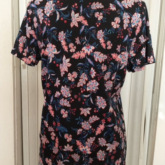 Black Floral T-shirt V-Neck Pink Flowers Size Large NWT - Picture 4 of 6